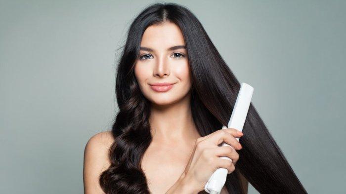 Ilustrasi wanita meluruskan rambut menggunakan catokan. bermaterial keramik.