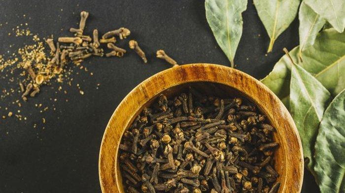Selain menjadi insektisida, cengkih memiliki aroma yang tak disukai kelabang dan bisa mengusirnya