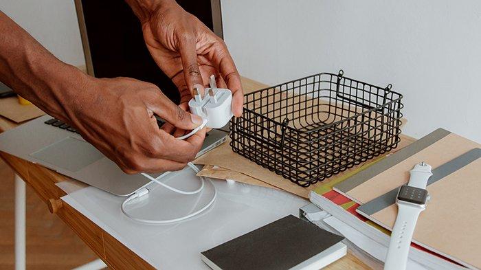 Penyebab kerusakan charger laptop selanjutnya adalah kebiasaan buruk asal-asalan menggulung atau melipat kabel charger laptop.