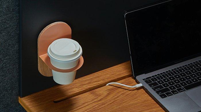 Membiarkan charger laptop tersambung ke laptop secara terus-menerus dapat mengakibatkan berkurangnya masa pakai baterai.