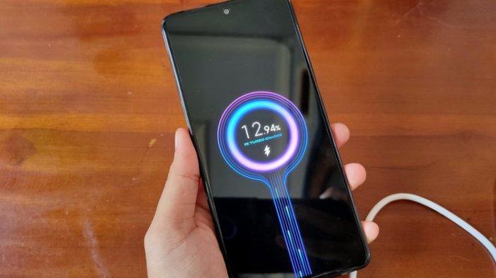 Ilustrasi handphone yang sedang dicharge