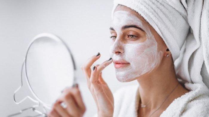 Ilustrasi wanita menggunakan masker.