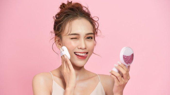 Ilustrasi seorang wanita yang melakukan touch up dengan cushion, lebih mudah dan praktis bisa dilakukan di mana saja.