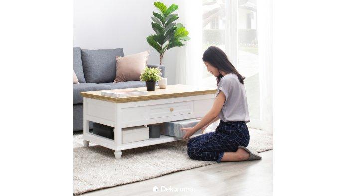 Dekoruma Kanou Coffee Table bukan hanya bisa digunakan sebagai meja kopi untuk bersantai, tapi dilengkapi space penyimpanan juga