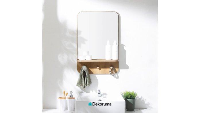 Dekoruma MIKA Cermin Dinding Kayu hadirkan desain persegi panjang dibekali dengan ambalan untuk tata berbagai barang dan hiasan