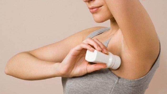 Ilustrasi wanita menggunakan produk deodoran, ternyata bisa menjadi penyebab ketiak menjadi hitam.