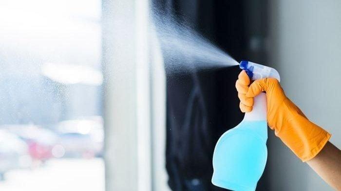 Ilustrasi membersihkan rumah agar bebas dari virus corona dengan cairan disinfektan