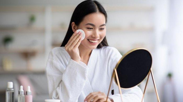 ilustrasi wanita mengaplikasikan basic skincare sebelum menggunakan make up
