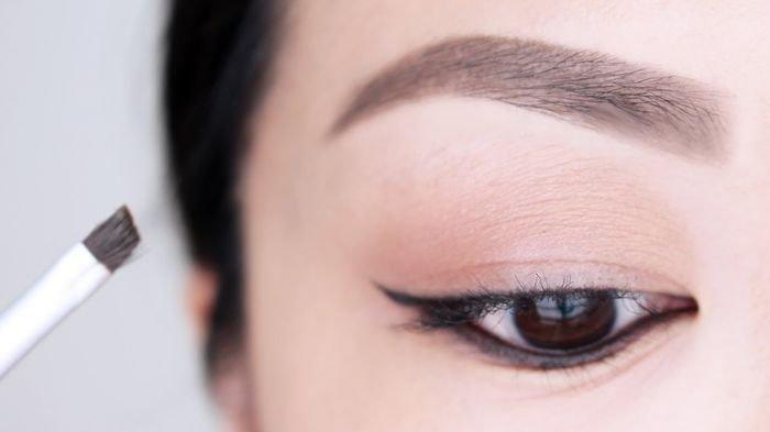 Jika memiliki alis yang lebat ada baiknya untuk menggunakan eyebrow.