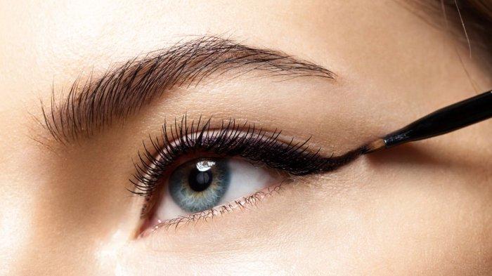 Pengaplikasian eyeliner dengan kualitas terbaik mampu membuat tampilan make up area mata tampak lebih menonjol dan menarik.