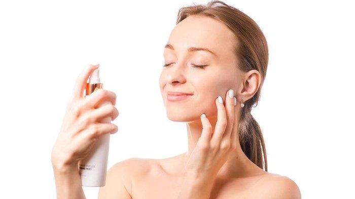 Ilustrasi seorang wanita umur 40 tahunan sedang memakai face mist.
