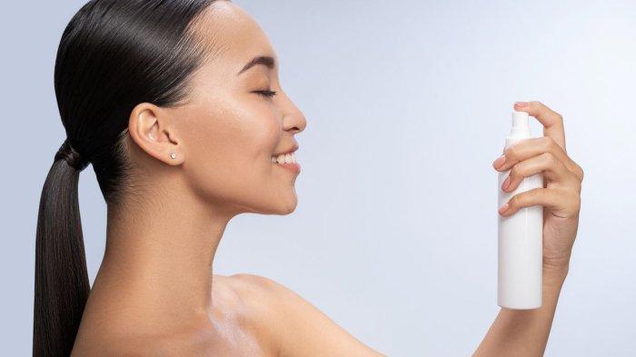 Ilustrasi wanita menggunakan face mist.