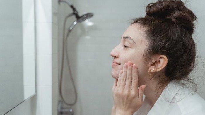 Mencuci wajah dilakukan minimal sehari dua hingga tiga kali untuk mendapatkan kulit wajah bersih secara maksimal.