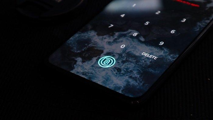 Ilustrasi pemakaian fitur fingerprint sensor untuk keamanan perangkat handphone