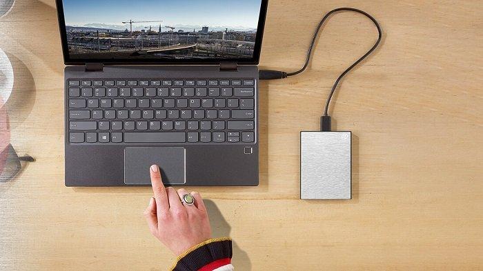 Ilustrasi pengguna sedang memaksimalkan kinerja perangkat laptopnya