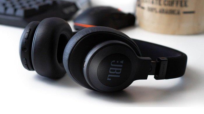 JBL menghadirkan headphone dengan kualitas suara yang khas, jernih, dan powerful.
