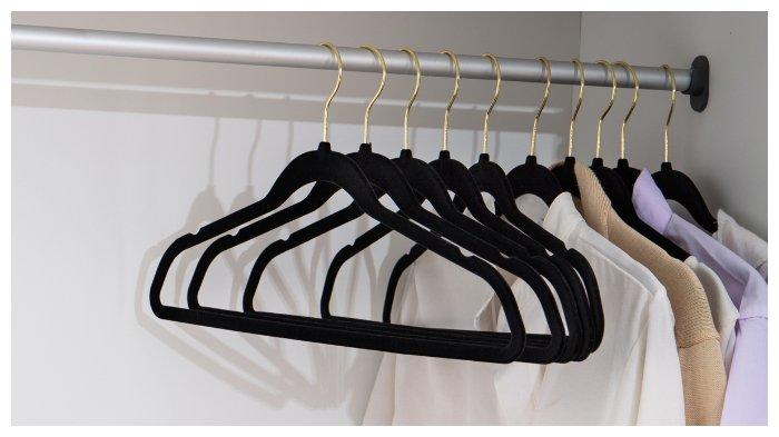 Dekoruma Maro Velvet Hanger Baju Set 10 pcs yang mengombinasikan berbagai material berkualitas sekaligus desainnya estetik untuk lemarimu