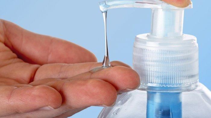 Cairan ini mengandung alkohol sehingga dapat dengan mudah membunuh kuman dan bakteri yang bersarang di telapak tangan.