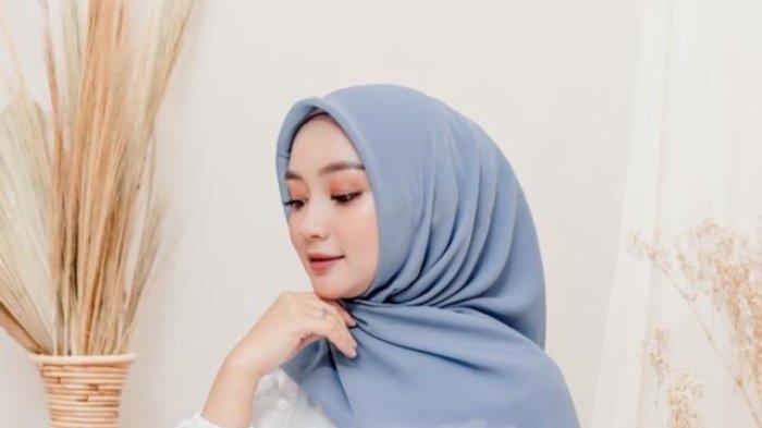 Pastikan kamu memakai hijab saat rambut sudah kering.