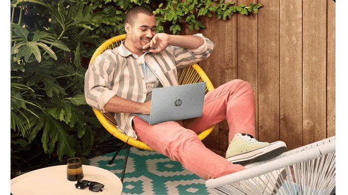 Ilustrasi seorang pengguna sedang menonton layanan streaming melalui laptop