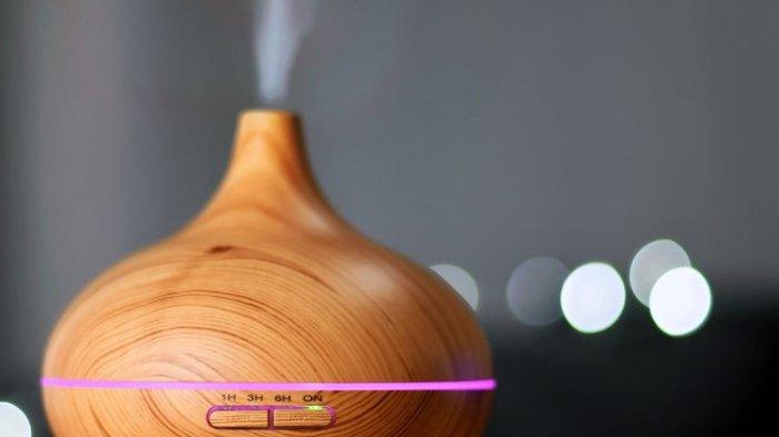 Ilustrasi penggunaan humidifier sekaligus diffuser untuk ciptakan kenyamanan ruangan hingga cegah penyebaran kuman dan virus