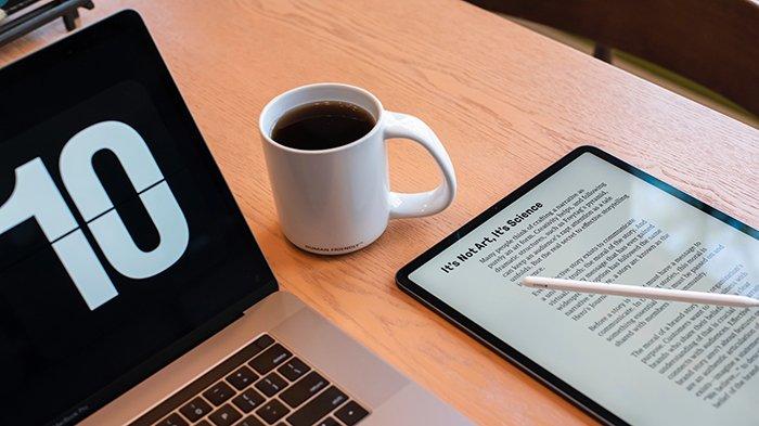 Ilustrasi perangkat yang membuka file PDF