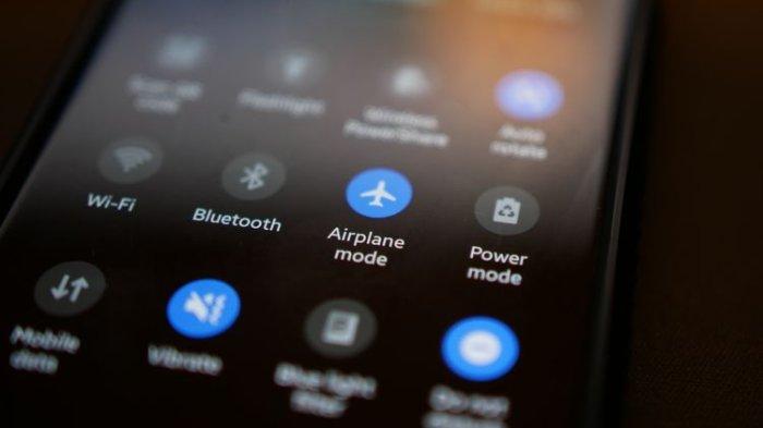 Ilustrasi fitur-fitur handphone yang dimatikan untuk mengoptimalkan performa daya baterai
