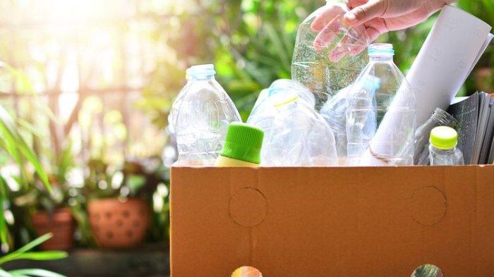 Untuk membuat tekanan yang bisa menghilangkan sumbatan, kamu bisa memanfaatkan botol bekas sebagai salah satu cara pembersihan tanpa alat sedot