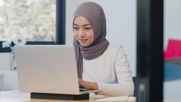 Ilustrasi pengguna laptop yang sedang bekerja di kantor