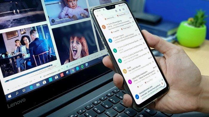 Ilustrasi pengguna yang sedang membuka email masuk pada layanan Gmail