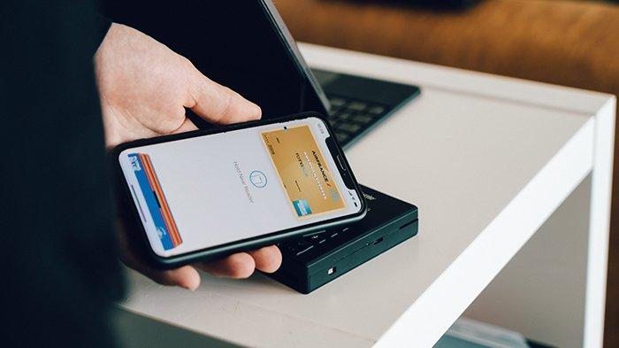 Ilustrasi handphone terhubung dengan perangkat lain menggunakan fitur NFC