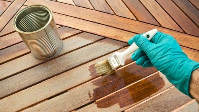 Ilustrasi furnitur kayu yang diberi lapisan khusus sepertio cat verbis agar lebih awet dalam berbagai cuaca serta tak mudah tergores, bisa dilakukan minimal 2 tahun sekali