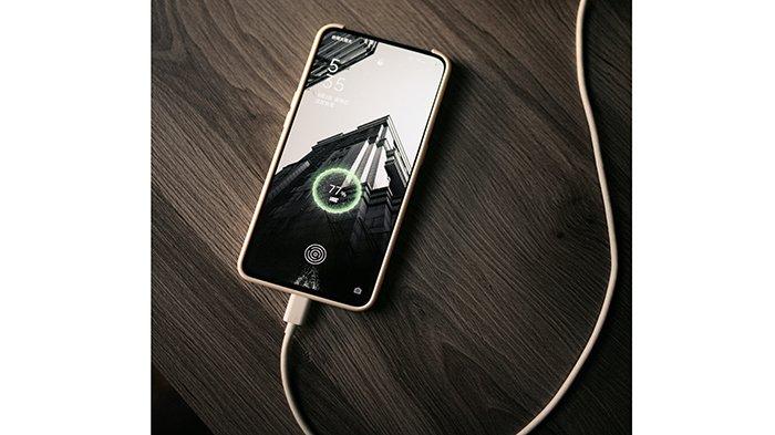 Ilustrasi handphone yang sedang dicharge