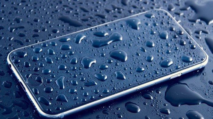 Ilustrasi handphone basah terkena air hujan