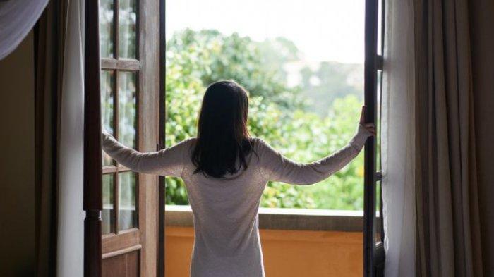 Membuka jendela secara rutin bisa menjadi cara efektif untuk meningkatkan sirkulasi dan mengganti udara kotor dengan udara bersih