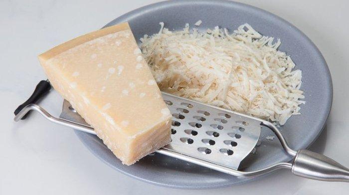 Keju adalah salah satu bahan makanan yang tak disarankan untuk dimasak secara langsung di dalam air fryer karena bisa merusaknya
