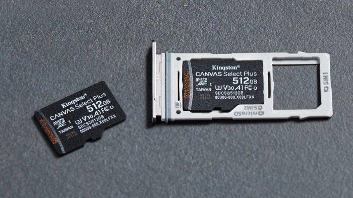 Ilustrasi pemakaian Kingston Canvas Select Plus pada slot microSD handphone