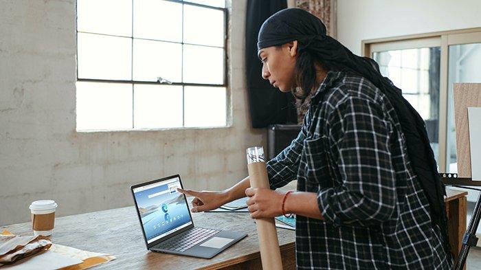 Ilustrasi seorang pria sedang bermain laptop
