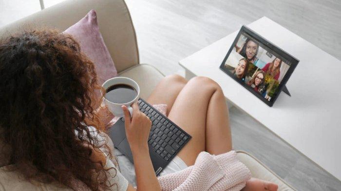 Ilustrasi pengguna yang sedang melakukan video conference memakai laptop
