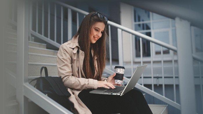 Ilustrasi penggunaan laptop yang hemat daya sehingga bisa digunakan di mana pun