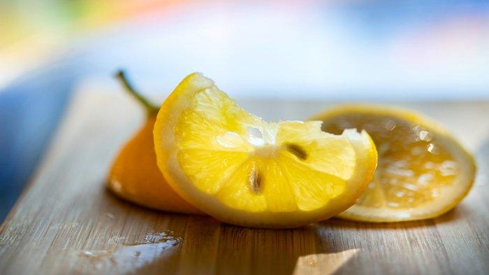 Ilustrasi lemon untuk membersihkan kaca dari jamur