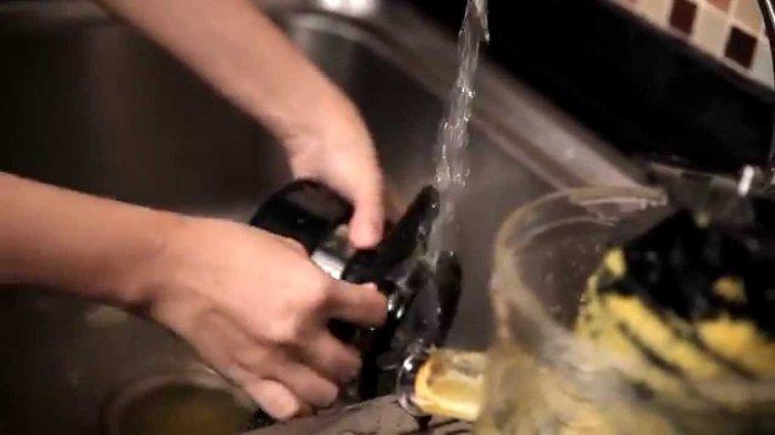 Ilustrasi membersihkan juicer