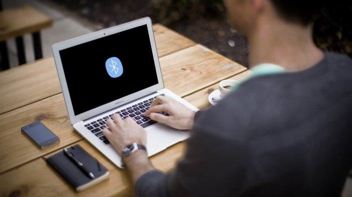 Ilustrasi pengguna menyalakan fitur Bluetooth pada laptop