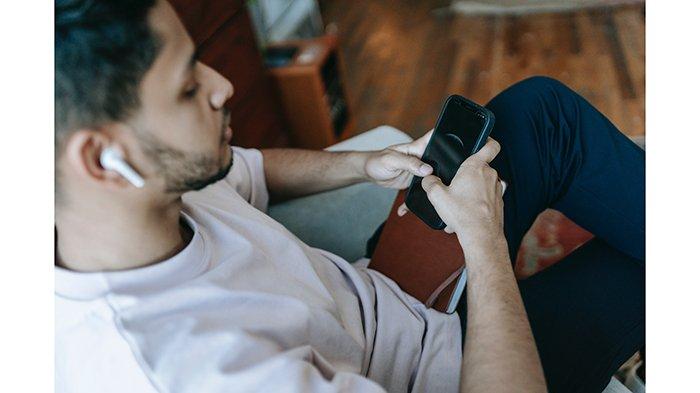 Segera koneksikan kedua perangkat, caranya dengan klik nama earphone TWS yang ingin digunakan dan tunggu proses pairing selesai.