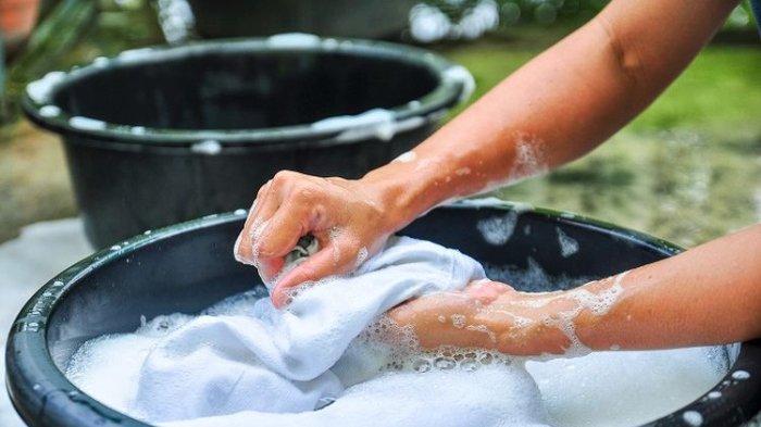 Rendam dan bersihkan noda yang membandel pada seprai maupun bed cover dengan cara dikucek perlahan