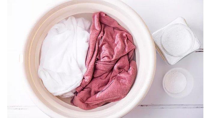 Proses perendaman harus dilakukan pada seprai dan bed cover agar debu dan kotoran rontok