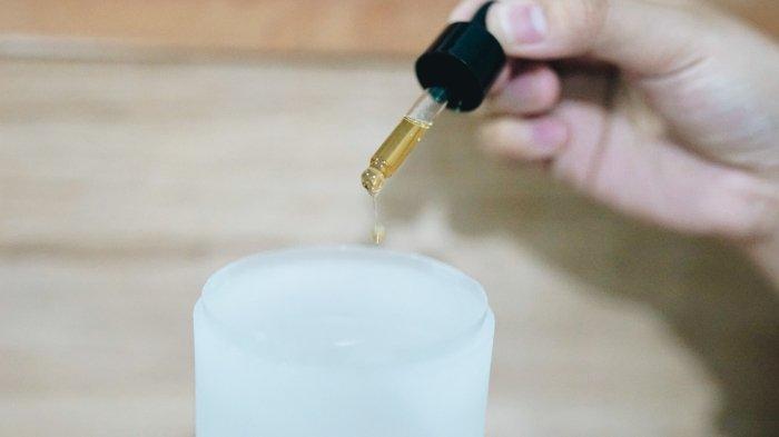 Ilustrasi penggunaan BOWIN Essential Oil dengan tekstur seperti air atau water based sehingga tidak meninggalkan residu pada alat