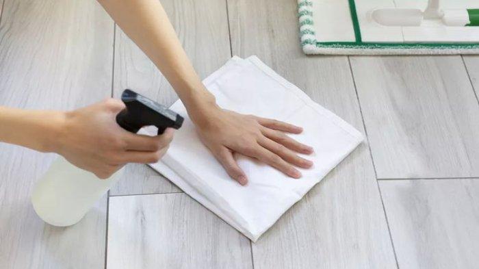 Pastikan bahan pembersih lantai yang digunakan tepat, disarankan untuk tak berganti-ganti produk supaya tak merusak kualitas lantai