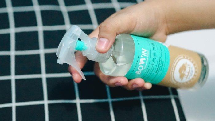 Ilustrasi penggunaan BOWIN Disinfectant Bed Spray untuk membuat sprei dan kasur lebih bersih, sehat, dan bebas jamur maupun bakteri