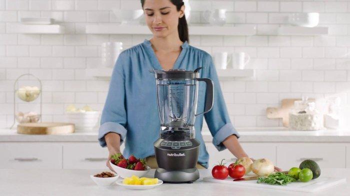 Ilustrasi penggunaan NutriBullet Blender Combo untuk menghaluskan berbagai buah segar dan bergizi